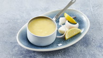 Varm smørsauce til fisk og grøntsager