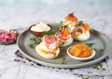 Lyxiga ägghalvor med löjrom, smetana och räkor