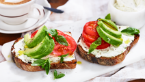 Avocado-Sandwich mit Frischkäse und Tomate