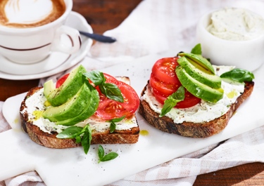 Avocado sandwich met roomkaas en tomaat
