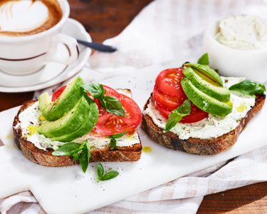 Avocado-Sandwich mit Frischkäse und Tomate