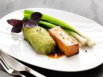 En elegant à la carte-rätt. Perfekt stekt lammkött, gratinerat med parmesan och basilika. Potatisen bakas med smör och örter och såsen smaksätts med rostad vitlök. Precis som en lammrätt ska serveras!