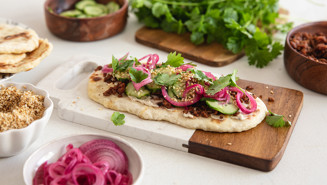 Flat bread mustapippurituorejuustolla