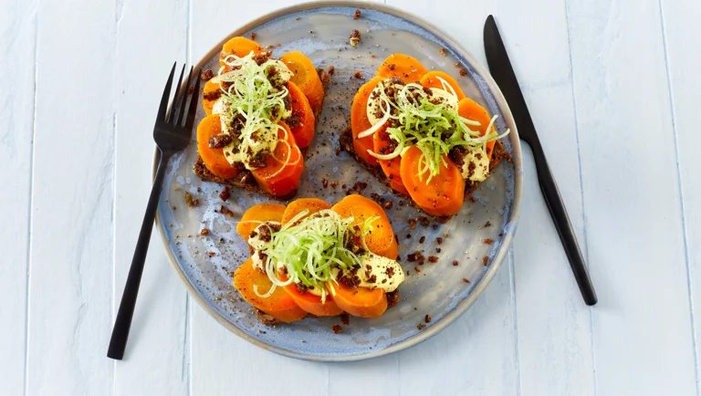 Broodjes wortel met currydressing, krokante rogge en prei