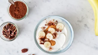 Skyr bowl with peanut butter, banana and pecan