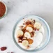 Erdnussbutter, Banane und Pekannuss als Topping für Skyr