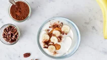 Pindakaas, banaan en pecannoten als topping voor Skyr