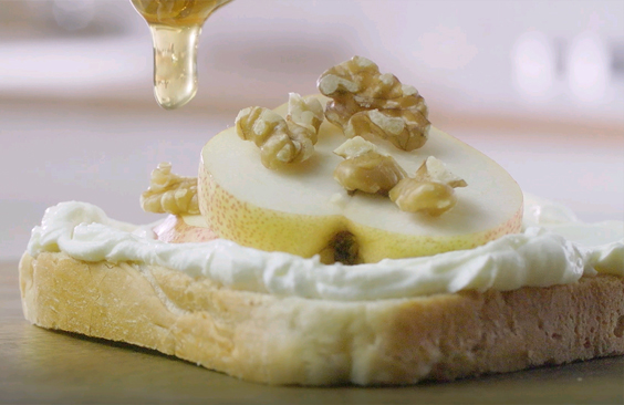 ساندويش الجبنة، الإجاص الحلو، المكسرات والعسل