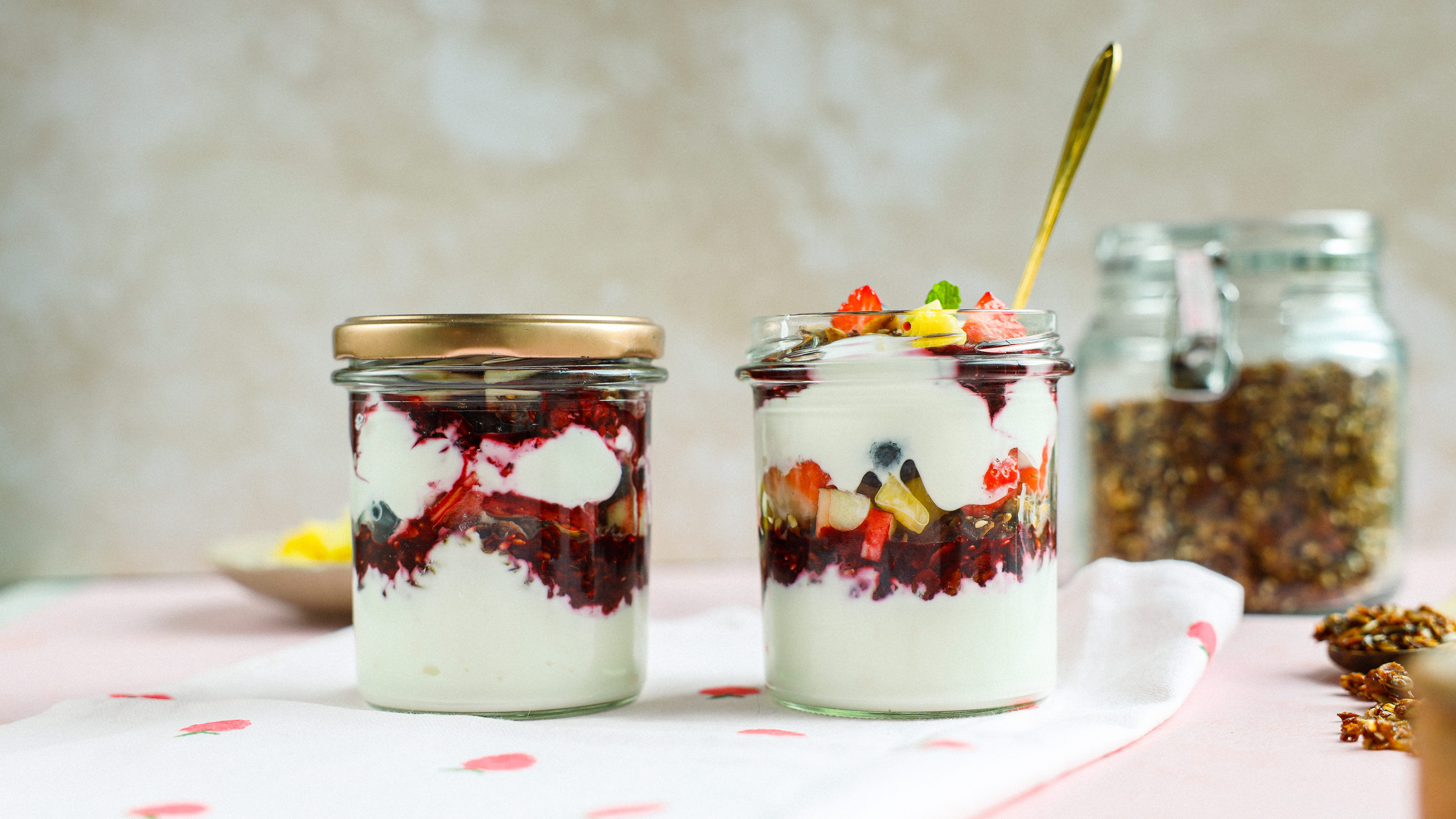 Fruchtparfait mit Beerenkompott und Granola