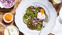 Spenatplättar med smetana och löjrom