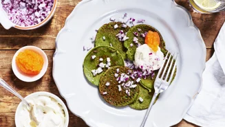 Spenatplättar med smetana och löjrom