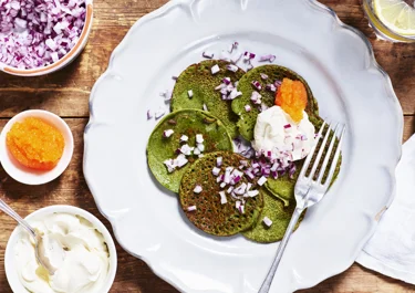 Spenatplättar med smetana och löjrom