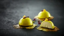 Citroenmousse met glazuur en pistachetuile