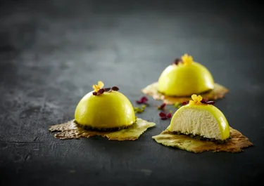 Citroenmousse met glazuur en pistachetuile
