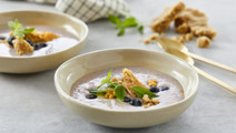 Blåbærkoldskål med kefir og salte mandelkammerjunkere