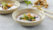 Blåbærkoldskål med kefir og salte mandelkammerjunkere