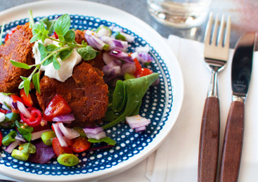 Falafelsalaatti