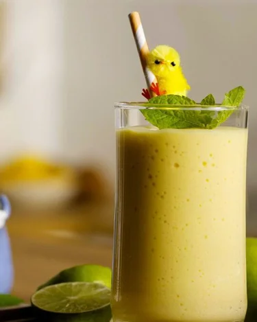 https://images.arla.com/recordid/C7DE02FB-1126-4708-83D4F2319D12167D/mango--pineapple-smoothies.jpg?format=webp&height=469&mode=crop&width=375