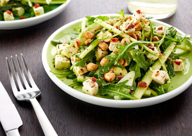 Rucolalla ja avokadolla höystetty salaatti