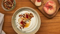 Perzik, pecannoten en kardemom als topping voor skyr