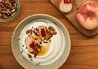 Perzik, pecannoten en kardemom als topping voor skyr