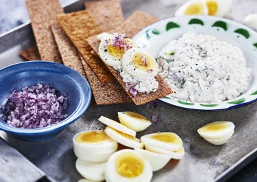 Knaprig ägg- och kaviarmacka