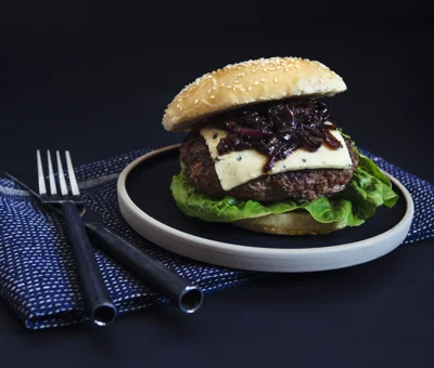 Hjemmelaget burger med blåmuggost og karamellisert løk