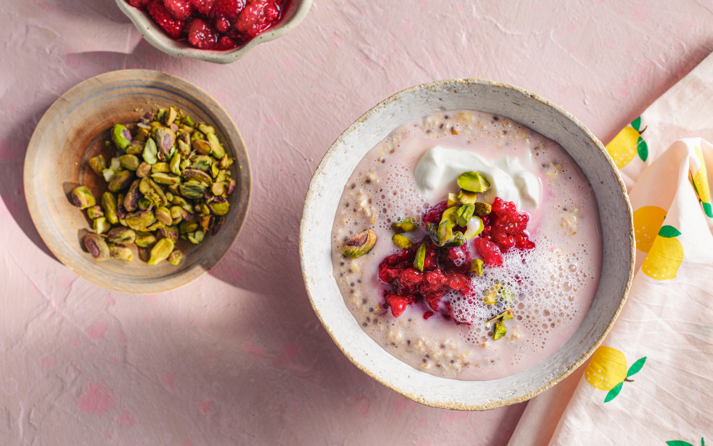 Rosa overnight oats med smak av jordgubb