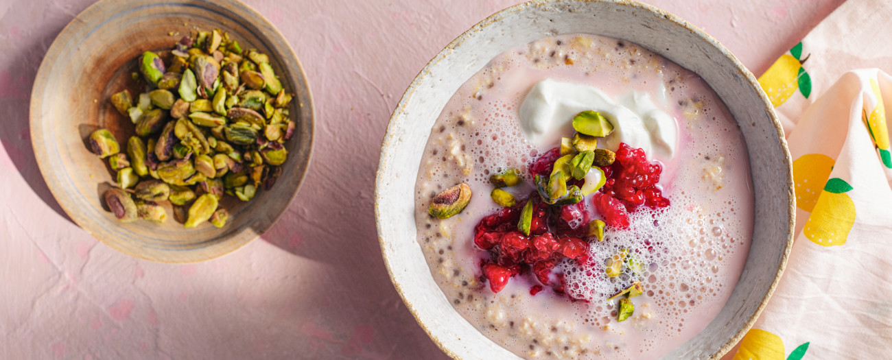 Rosa overnight oats med smak av jordgubb