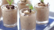 Mousse med hackad choklad och nötter