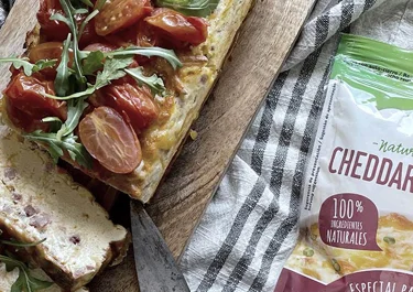 Tarta de queso salada con jamón y tomates confitados