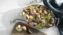 Kycklinggryta med bacon, äpple och kål