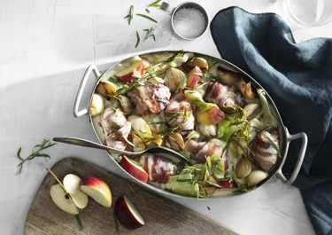 Kycklinggryta med bacon, äpple och kål