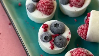 Frozen yogurt bites with Skyr and berries