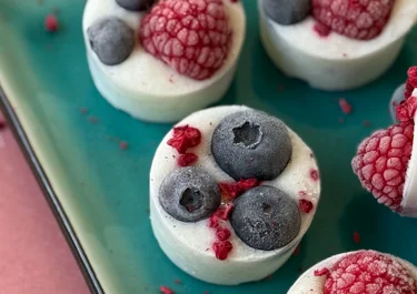 Bevroren yoghurt bites met skyr en bessen