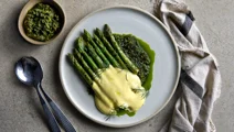 Grillad grön sparris med solrosfröpesto och ostsabayonne
