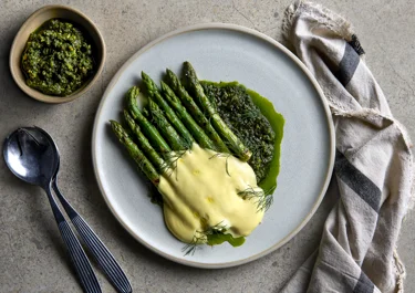 Grillad grön sparris med solrosfröpesto och ostsabayonne