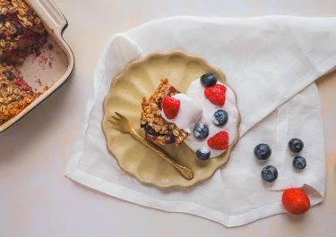 Protein baked oats with strawberry skyr