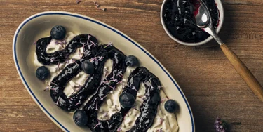 Ohenna Viktorian riisin rakennetta tarvittaessa kermalla, tarjoile marjahillon ja tuoreiden marjojen kera.