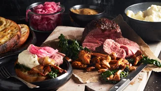 Hjortstek med svartkål, kantareller och selleripuré