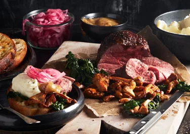 Hjortstek med svartkål, kantareller och selleripuré