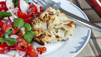 Hytteostpostej og tomatsalat med radiser