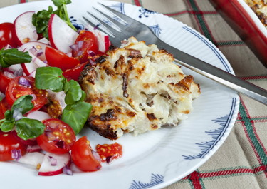 Hytteostpostej og tomatsalat med radiser