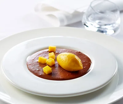 Mousse au chocolat avec mangues et fromage bleu