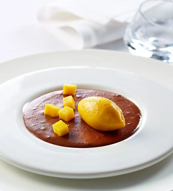 Mousse au chocolat avec mangues et fromage bleu