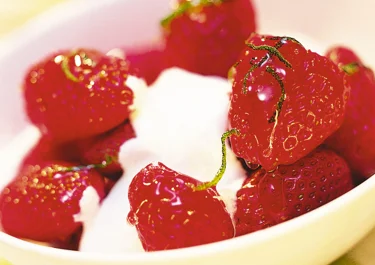 Limemarinerade jordgubbar med vanilj