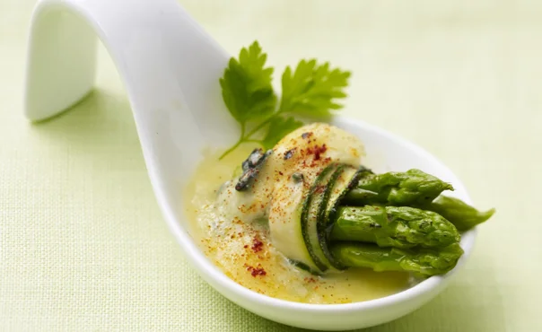 Asparagus spears au gratin with zucchini