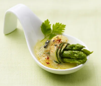 Aspargus spears au gratin with courgette and Creamy Blue
