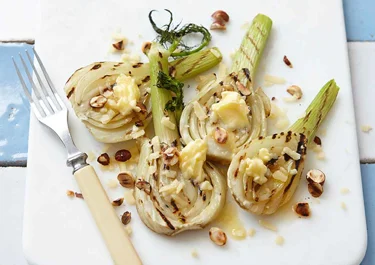 Grillad fänkål med smör och rostade nötter