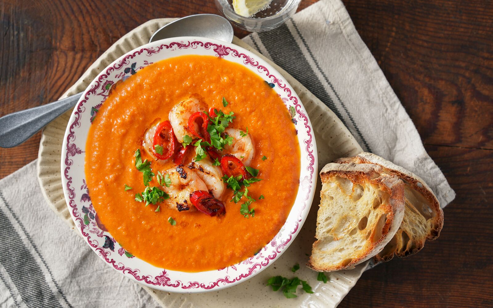 Krämig tomatsoppa med räkor